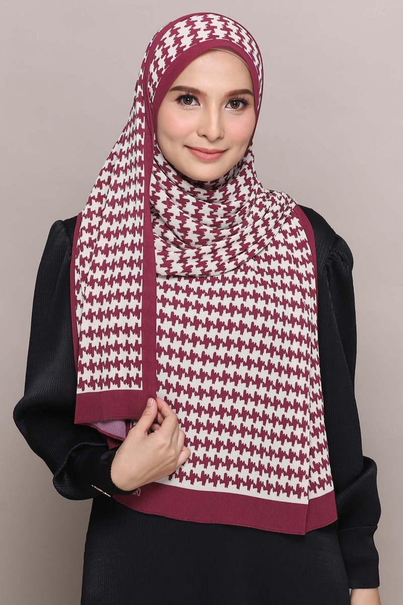 Houndstooth Pleated Shawl - Beet Red